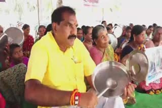 Nimmala_Ramanaidu_Protest_With_Flood_Victims