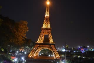 Eiffel Tower evacuated