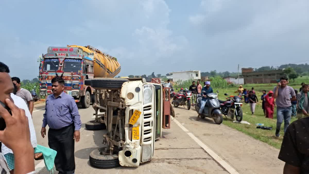 PICKUP OVERTURNED IN SURGUJA