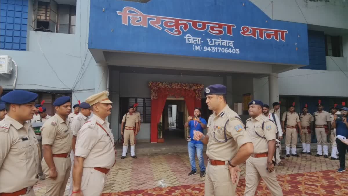 bokaro-dig-surendra-kumar-jha-visited-chirkunda-police-station