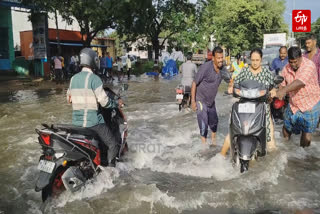 சாலையில் தேங்கியுள்ள மழை நீர்