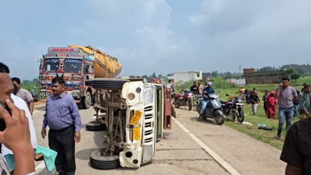 PICKUP OVERTURNED IN SURGUJA