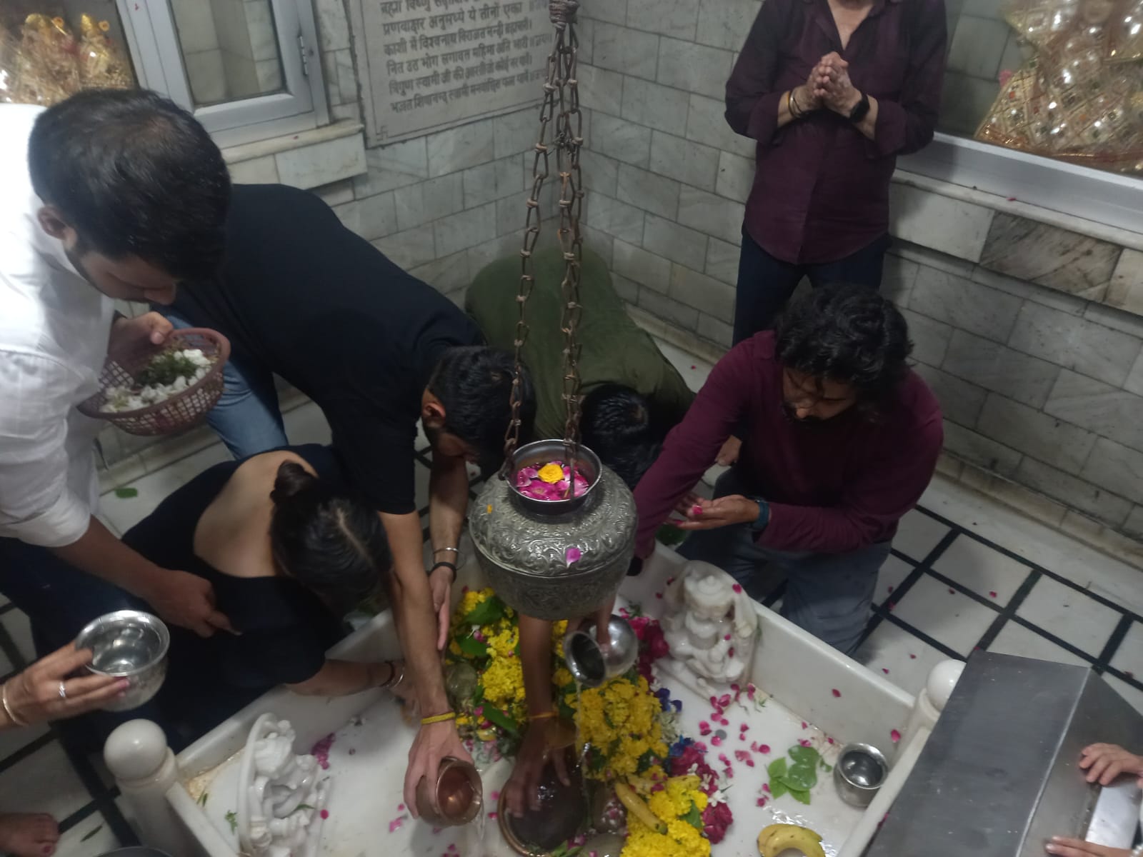 कनॉट प्लेस के प्राचीन शिव मंदिर में लगी शिव भक्तों की भीड़