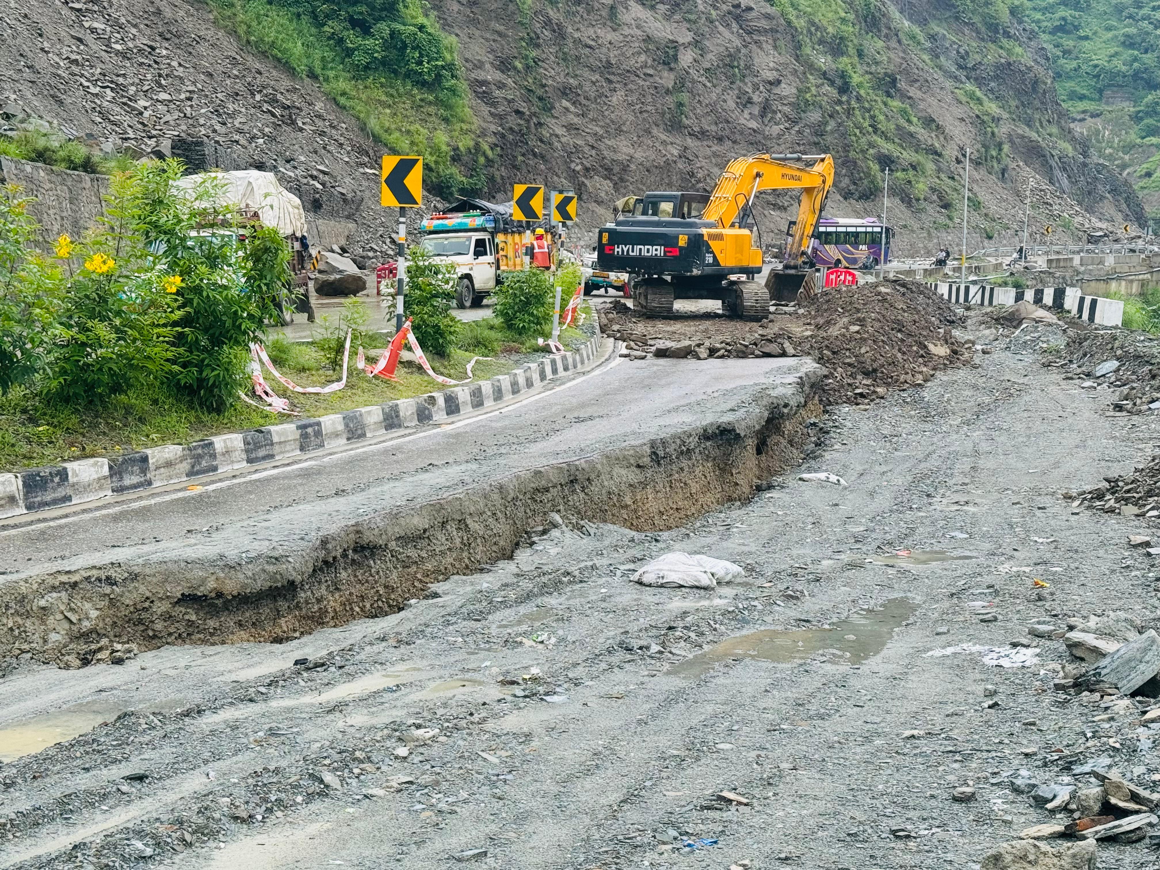 चंडीगढ़ मनाली फोरलेन हुआ खस्ताहाल