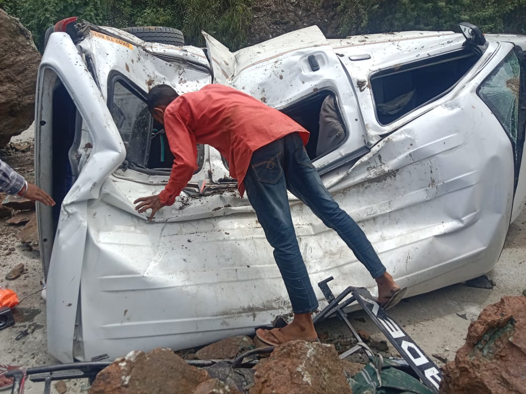 Boulder Fell on Vehicle in Rudraprayag