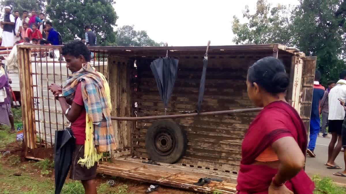 dantewada villagers Pickup overturned