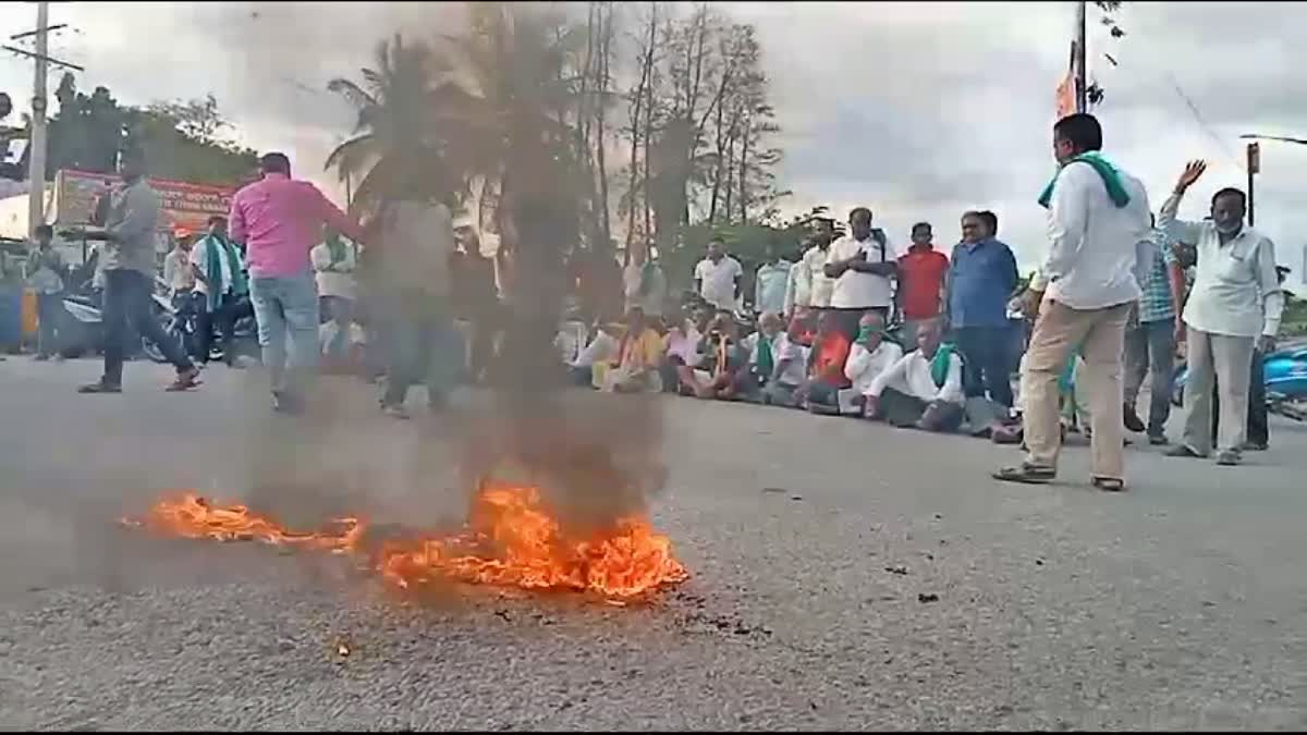 ರಸ್ತೆ ತಡೆದು ರೈತರ ಆಕ್ರೋಶ