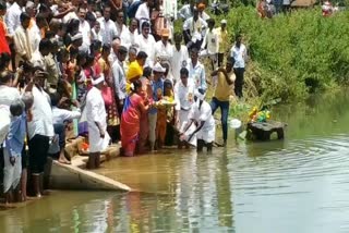 Minister Madhu Bangarappa offerd Bagina to Kubaturu lake