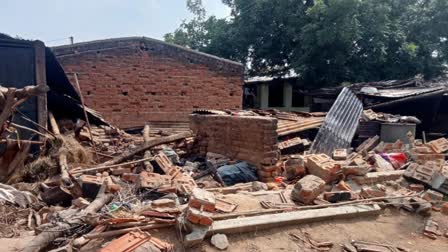 a-mud-house-collapses-in-viswanathpura-village-of-kathlal-teenager-killed-five-family-members-injured