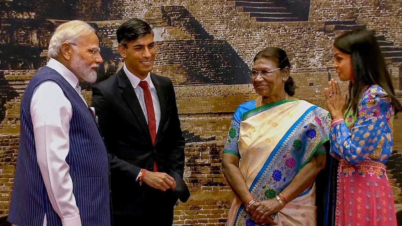 जी 20 सम्मेलन में पीएम नरेंद्र मोदी, राष्ट्रपति द्रौपदी मुर्मू व ब्रिटेन के प्रधानमंत्री ऋषि सुनक और उनकी पत्नी अक्षता मूर्ति.