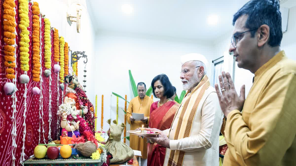 PM Modi visiting CJI DY Chandrachud's residence