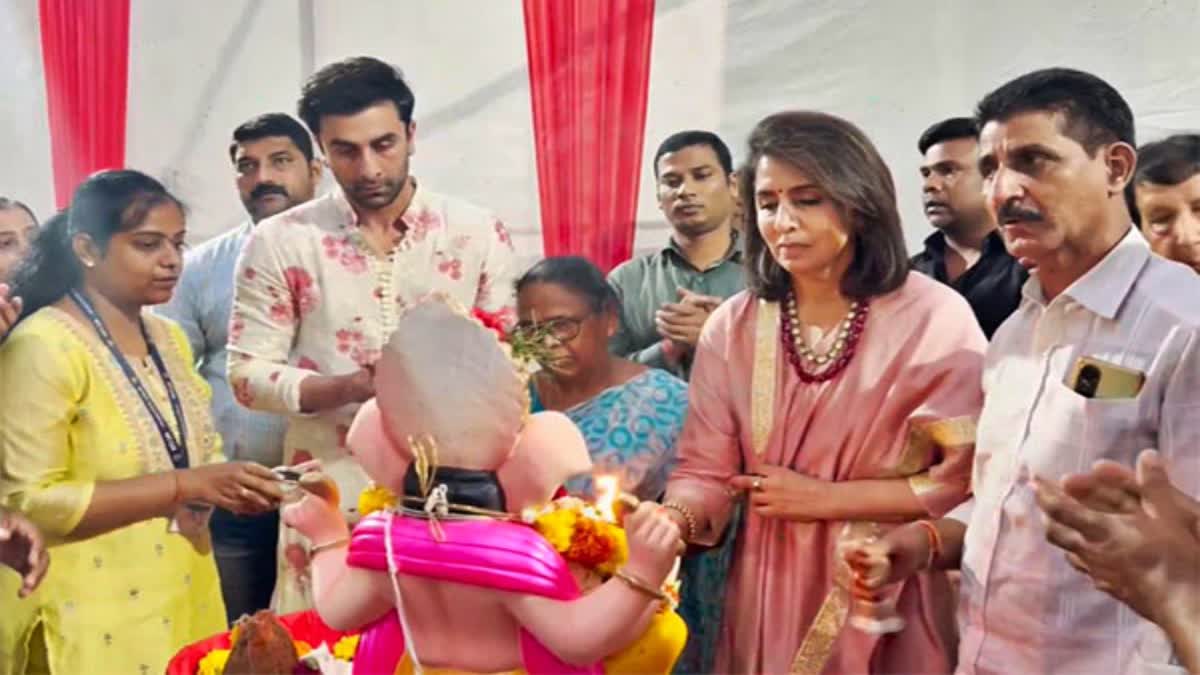 Ranbir kapoor and neetu kapoor perform Ganpati Visarjan, Alia Bhatt and Raha Missing