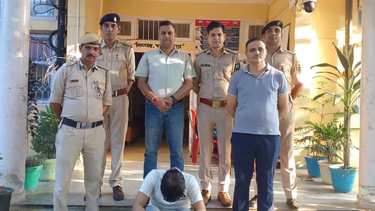 पुलिस की गिरफ्त में आरोपी