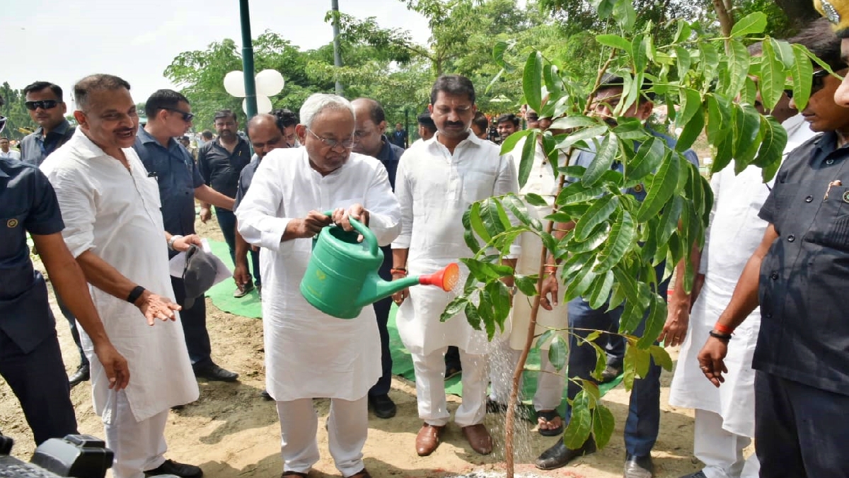 सारण में पौधरोपण करने के बाद पानी देते नीतीश कुमार