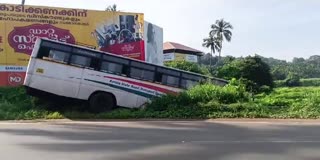 LATEST MALAYALAM NEWS  ബസ് പാടത്തേക്ക് മറിഞ്ഞു  THRISSUR BUS ACCIDENT  KSRTC BUS ACCIDENT