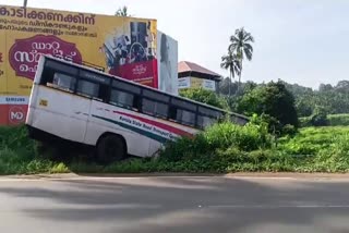 LATEST MALAYALAM NEWS  ബസ് പാടത്തേക്ക് മറിഞ്ഞു  THRISSUR BUS ACCIDENT  KSRTC BUS ACCIDENT