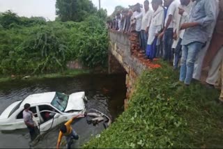 राहत बचाव का कार्य करते लोग