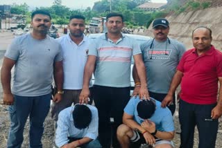 पुलिस की गिरफ्त में पकड़े गए दोनों आरोपी