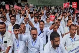 Aamsu dharna in Delhi