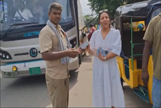 Auto driver Srinivasan returns the iPhone to a tourist from Nepal