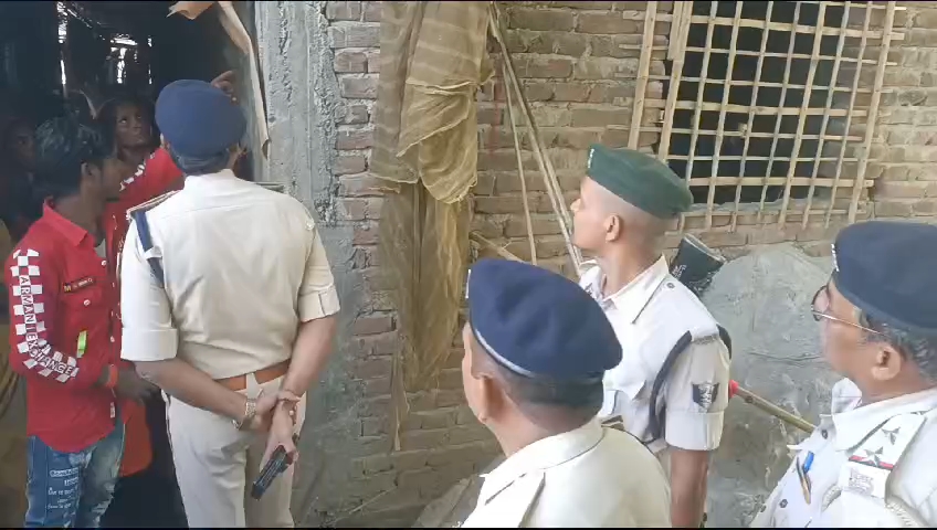 मामले की जांच करती पुलिस.