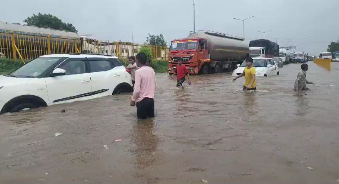 आगरा में सड़कें हुईं जलमग्न