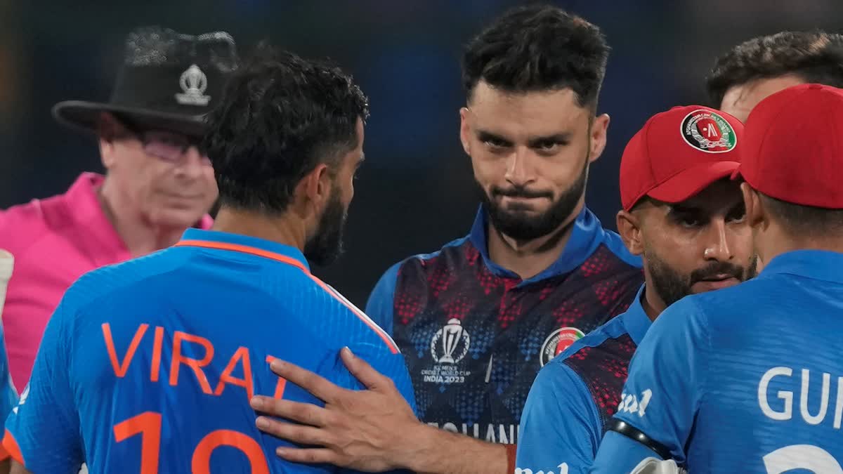 Internet users were expecting another verbal war between Virat Kohli and Naveen ul Haq as India and Afghanistan were taking on each other. However, they were shocked to see the rivalry taking a u-turn and both players keeping their differences aside to share a warm hug.