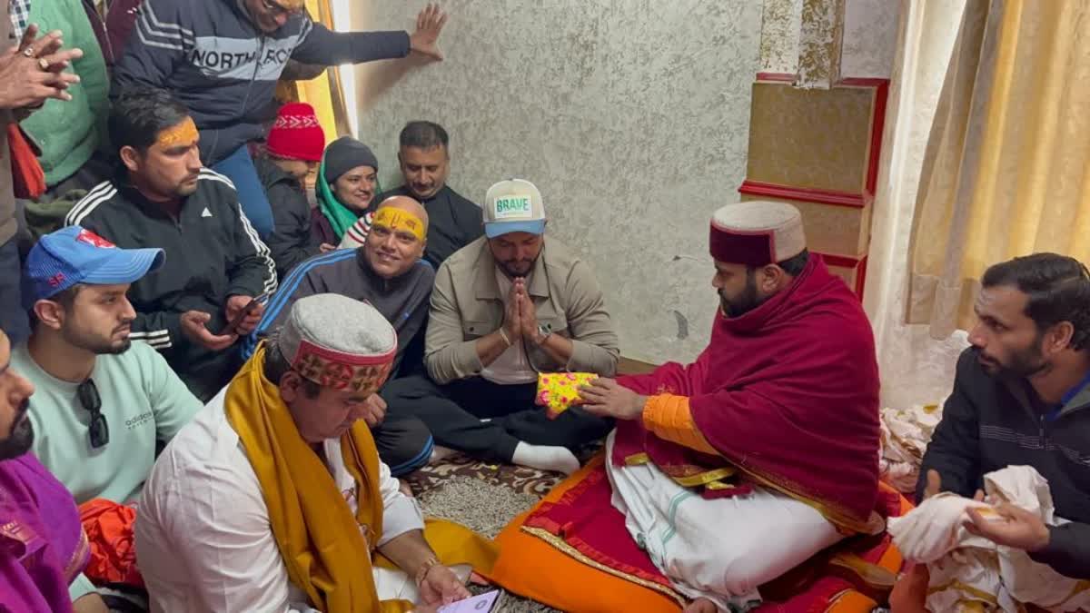 Suresh Raina  Indian cricketer Suresh Raina  Suresh Raina in Kedarnath Dham  Suresh Raina visited Baba Kedar  Suresh Raina visited Lord Kedarnath  ಭಗವಾನ್ ಕೇದಾರನಾಥ್​ನ ದರ್ಶನ  ಕೇದಾರನಾಥ್​ನ ದರ್ಶನ ಪಡೆದ ಮಾಜಿ ಆಲ್​ರೌಂಡರ್​ ಸುರೇಶ್  ಭಾರತೀಯ ಕ್ರಿಕೆಟಿಗ ಸುರೇಶ್ ರೈನಾ  ರೈನಾ ಬದ್ರಿವಿಶಾಲ್‌ಗೆ ಭೇಟಿ  ಭಗವಾನ್ ಕೇದಾರನಾಥ್​ಗೆ ಭೇಟಿ ನೀಡಿ ದರ್ಶನ  ಭಾರತ ಕ್ರಿಕೆಟ್ ತಂಡದ ಮಾಜಿ ಆಲ್​ರೌಂಡರ್​ ಬದ್ರಿವಿಶಾಲ್ ಮತ್ತು ಬಾಬಾ ಕೇದಾರನಾಥ್​ಗೆ ಭೇಟಿ  ಸುರೇಶ್ ರೈನಾ ಅವರನ್ನು ನೋಡಲು ಅಭಿಮಾನಿಗಳು  ಉತ್ತರಾಖಂಡ ವಿಶ್ವವಿದ್ಯಾಲಯದ ರಿಷಿಕೇಶ್ ಕ್ಯಾಂಪಸ್‌