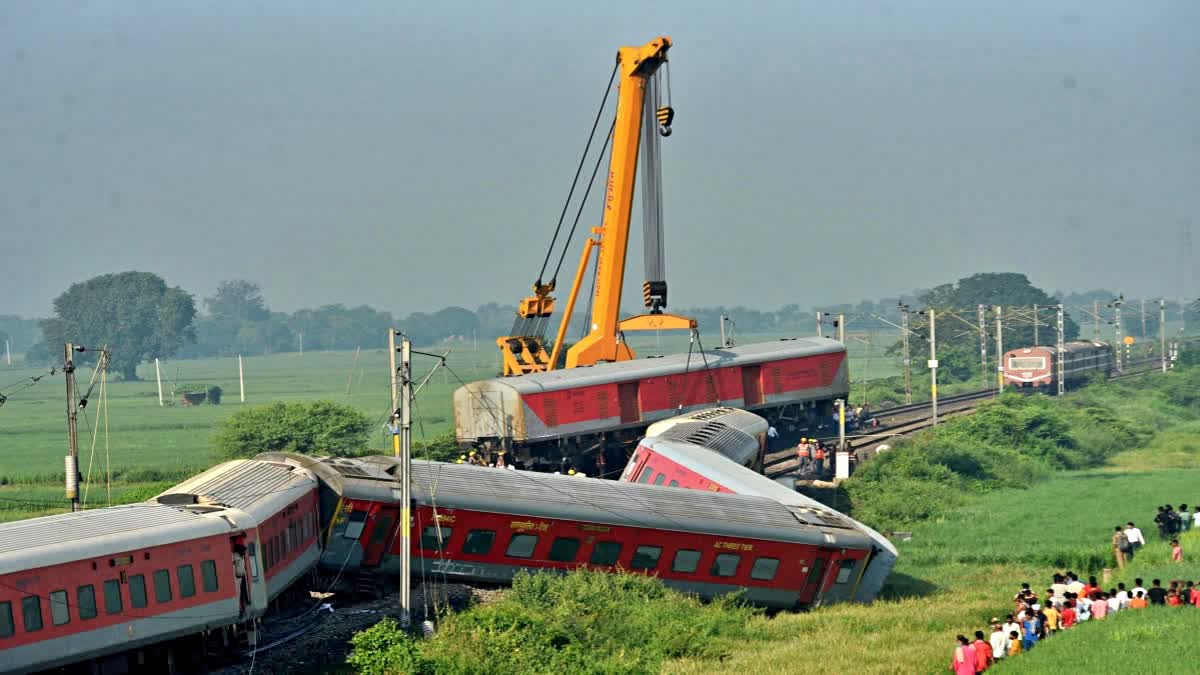 Etv Bharat Bihar Train Accident  Derailment Of North East Express In Bihar  North East Express Accieent  നോർത്ത് ഈസ്റ്റ് എക്‌സ്‌പ്രസ് അപകടം  ബിഹാര്‍ ബക്‌സര്‍ ട്രെയിൻ അപകടം  ട്രെയിൻ പാളം തെറ്റി  North East Express Derailment