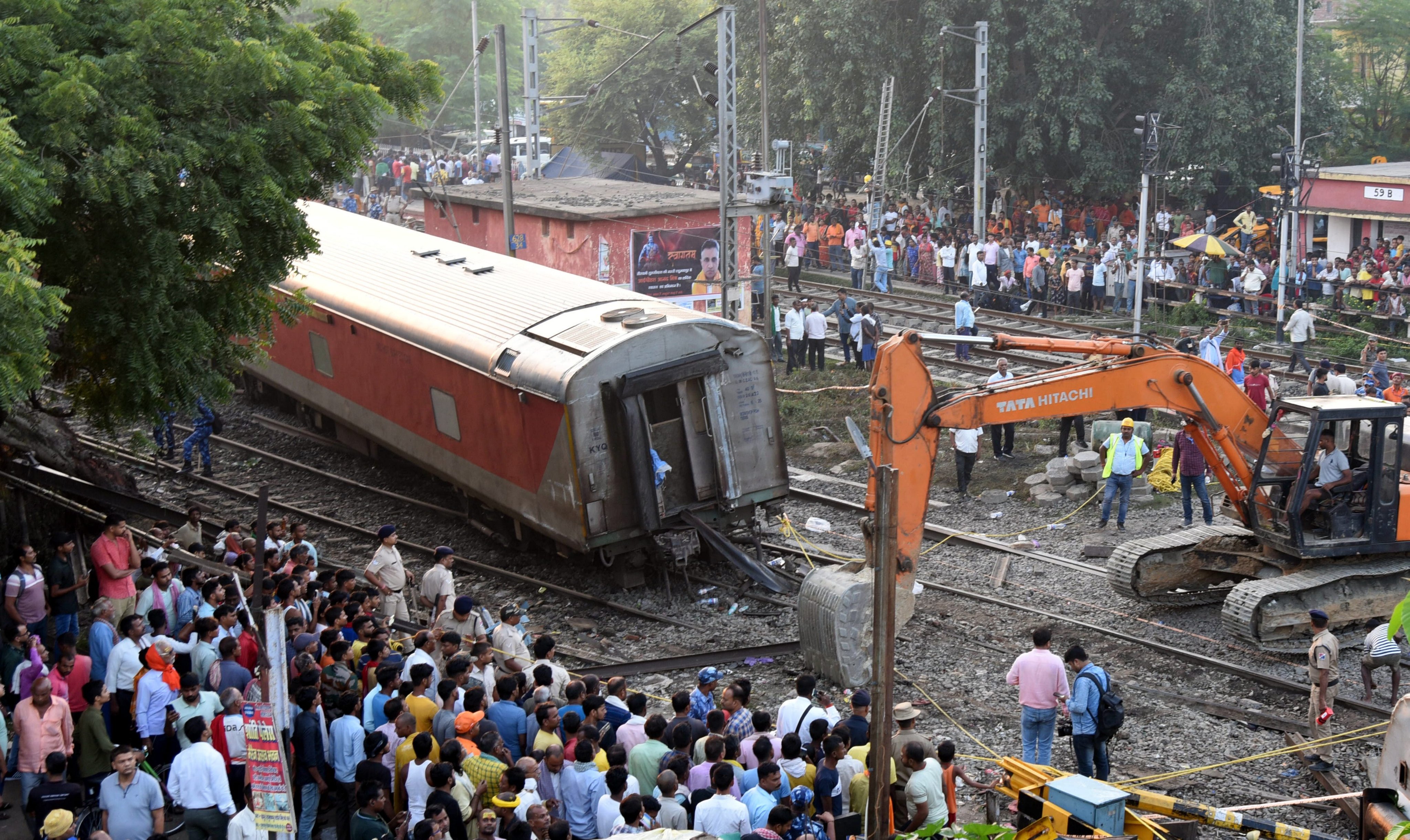 नॉर्थ ईस्ट एक्सप्रेस के दुर्घटनाग्रस्त होने के बाद राहत कार्य.