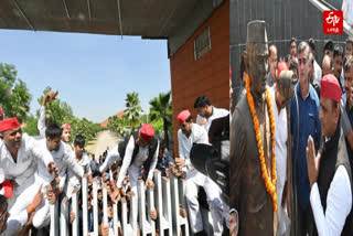 Akhilesh Yadav jumping over the gate of JPNIC