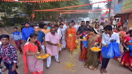 ಹುಬ್ಬಳ್ಳಿ ದಲಿತರ ಕೇರಿಯಲ್ಲಿ ಪೇಜಾವರ ಶ್ರೀ ಪಾದಯಾತ್ರೆ