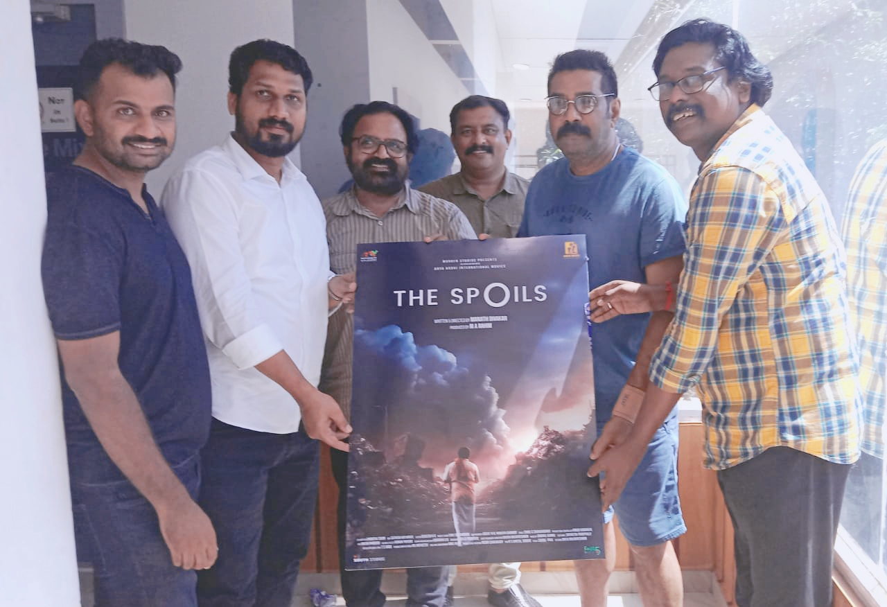 The Spoils Movie  The Spoils  The Spoils First Look Poster  ദി സ്പോയിൽസ് ഫസ്‌റ്റ് ലുക്ക് പോസ്‌റ്റര്‍  ദി സ്പോയിൽസ്  ദി സ്പോയിൽസ് ഫസ്‌റ്റ് ലുക്ക്  ലിസ്‌റ്റിന്‍ സ്‌റ്റീഫന്‍ ദി സ്പോയിൽസ്  ദി സ്പോയിൽസ് ചിത്രീകരണം  അഞ്ജലി അമീർ ചിത്രം  മഞ്ചിത്ത് ദിവാകർ ചിത്രം