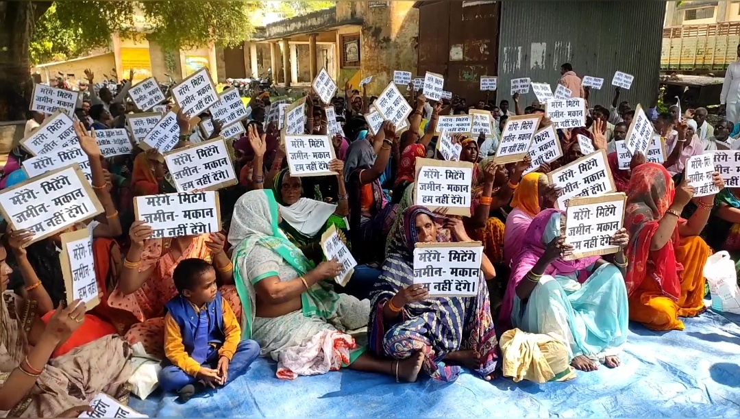 भारत माला ग्रीन फील्ड प्रोजेक्ट का विरोध करते रेवसा गांव के लोग