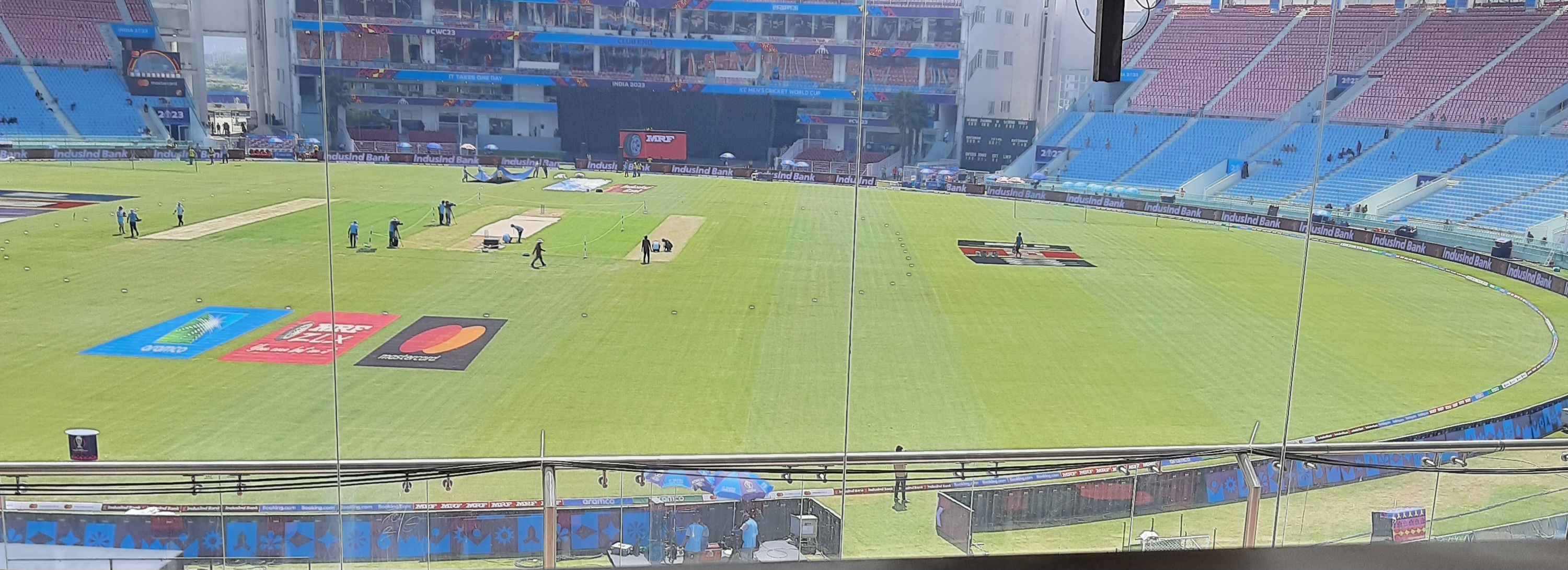 ऑस्ट्रेलिया और दक्षिण अफ्रीका क्रिकेटरों का जौहर देखने के लिए Ekana Stadium में उमड़े दर्शक