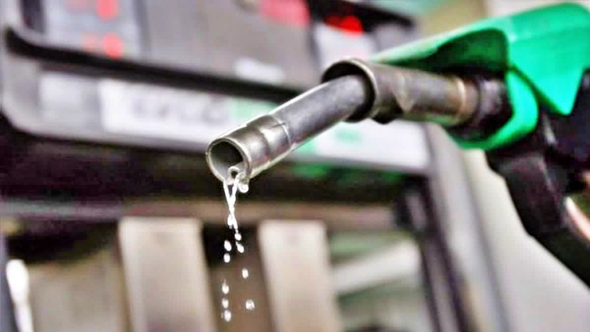 PAKISTAN ECONOMIC CRISIS  PAKISTAN PETROL PRICE  പാക്കിസ്ഥാന്‍ സാമ്പത്തിക പ്രതിസന്ധി  പാക്കിസ്ഥാന്‍ പെട്രോൾ വില