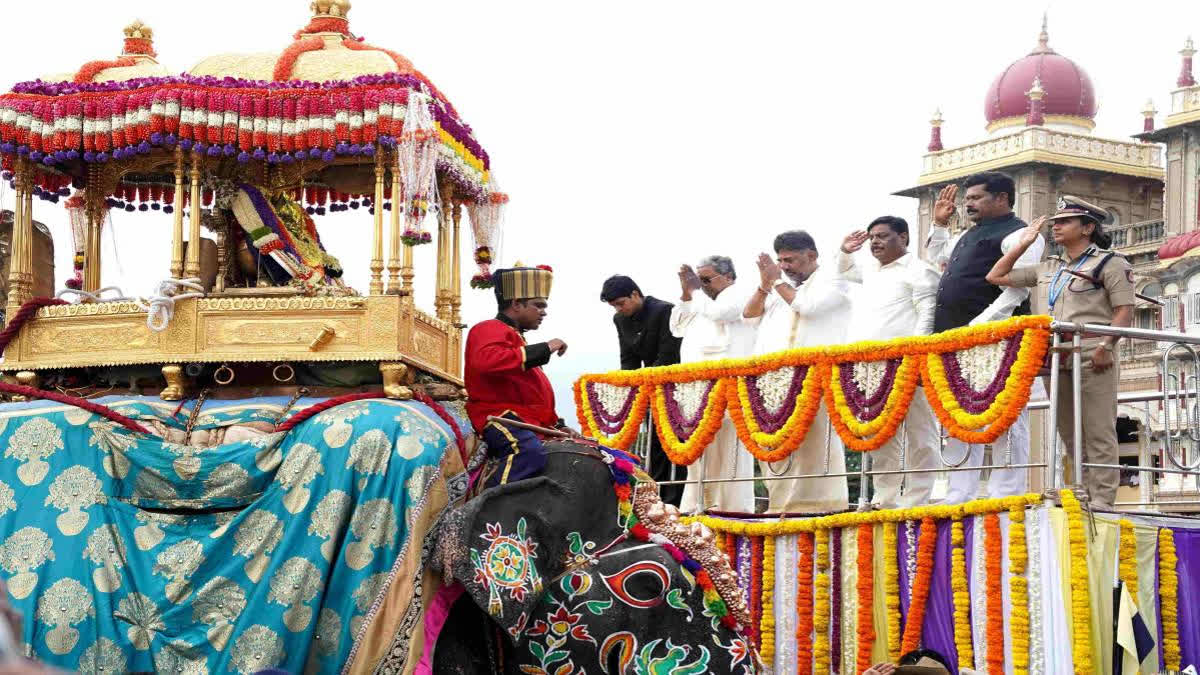 Karnataka Chief Minister Siddaramaiah praying to Goddess Chamundeshwari in Mysuru on Saturday