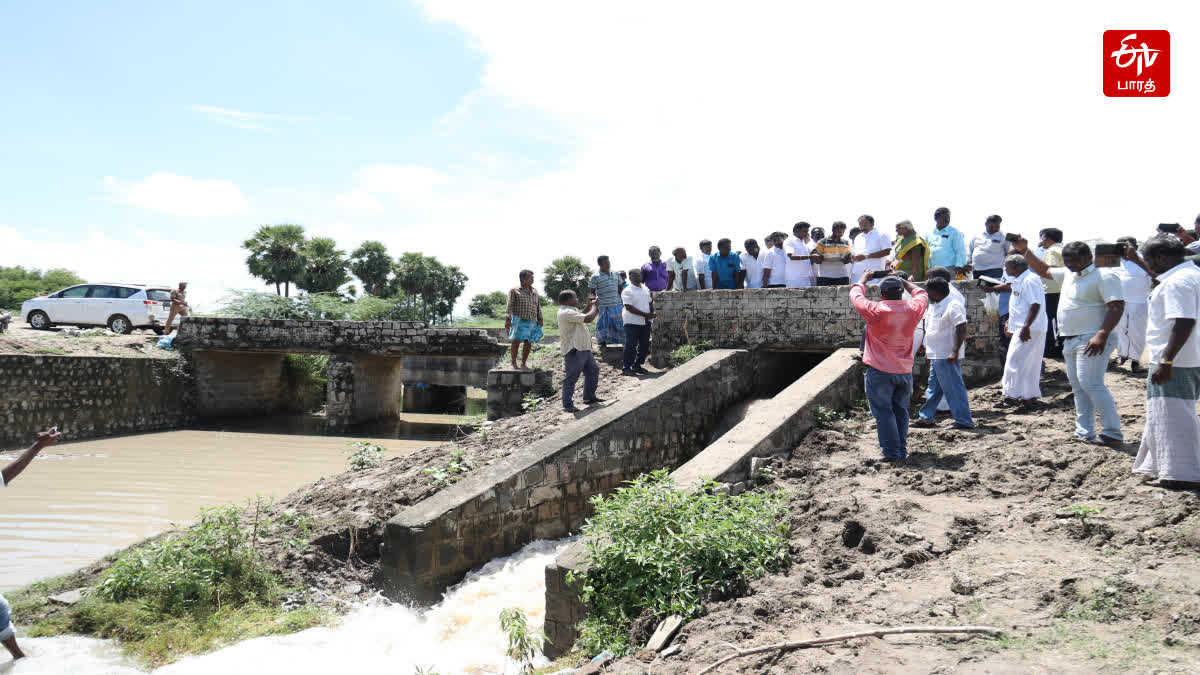 நீர்வரத்தை மலர் தூவி வரவேற்ற அமைச்சர் தங்கம் தென்னரசு