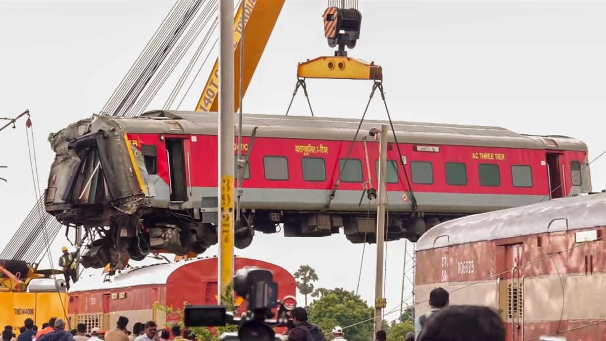 kavaraipettai Bagmati Express train accident rescue operation image