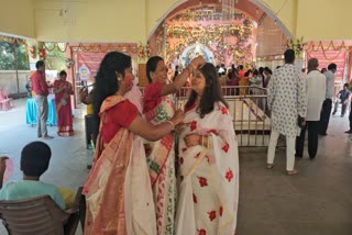 bengali-women-bid-farewell-maa-durga-played-holi-vermilion