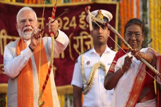 PM Modi (Left) and President Murmu (Right) take part in Ravana effigy burning on the occasion of Dussehra in Delhi.