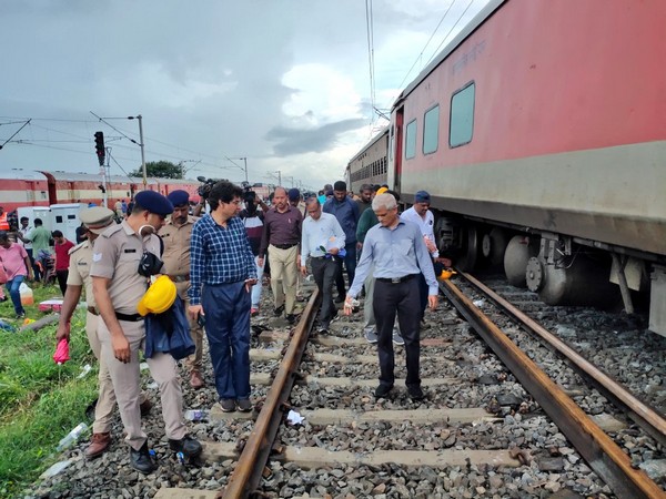 kavaraipettai Bagmati Express train accident rescue operation image