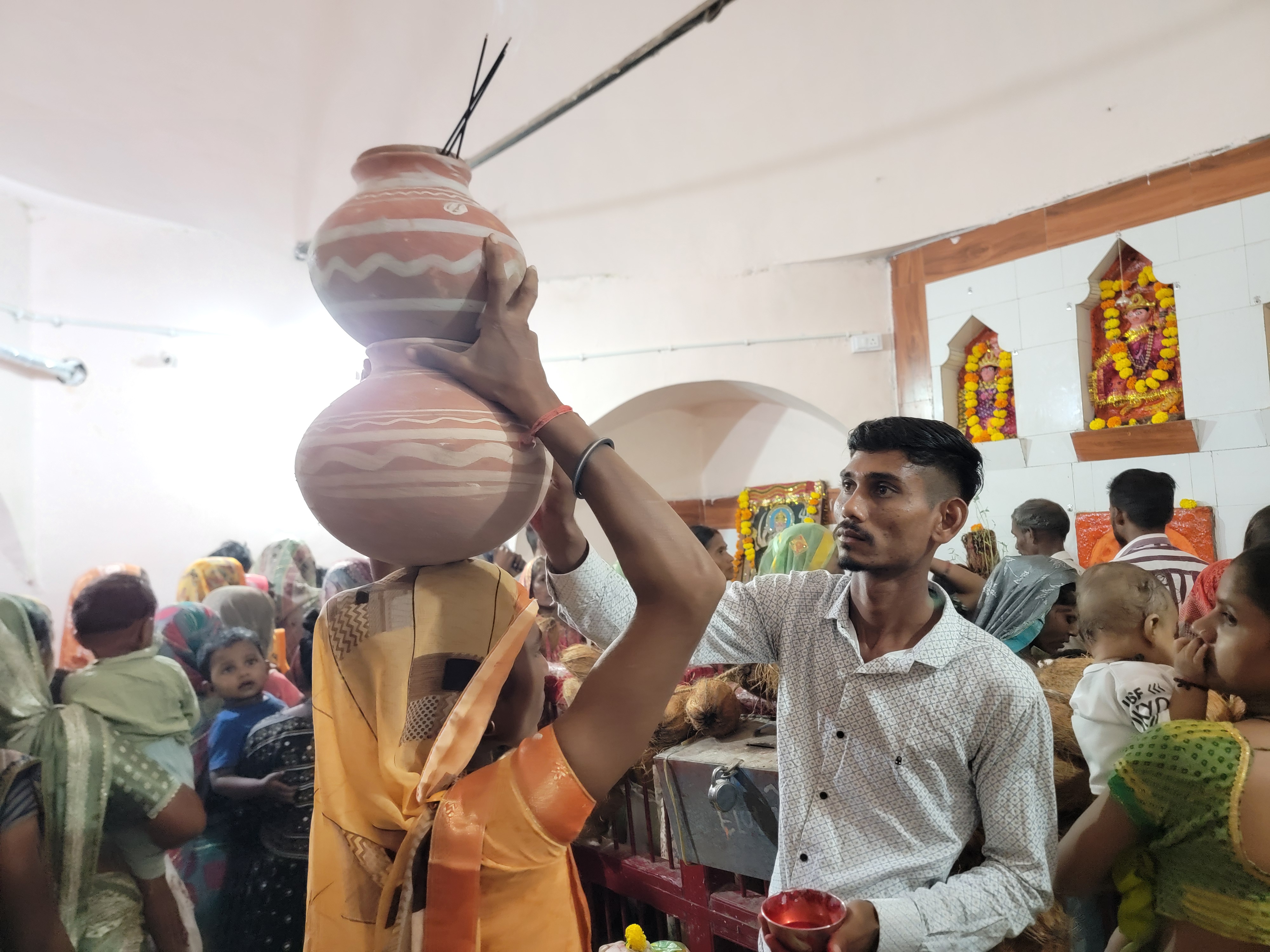 પુરુષો અને મહિલાઓ માથે માટીનું માટલું મૂકી માતાજીને ચડાવે છે બેઢીયું