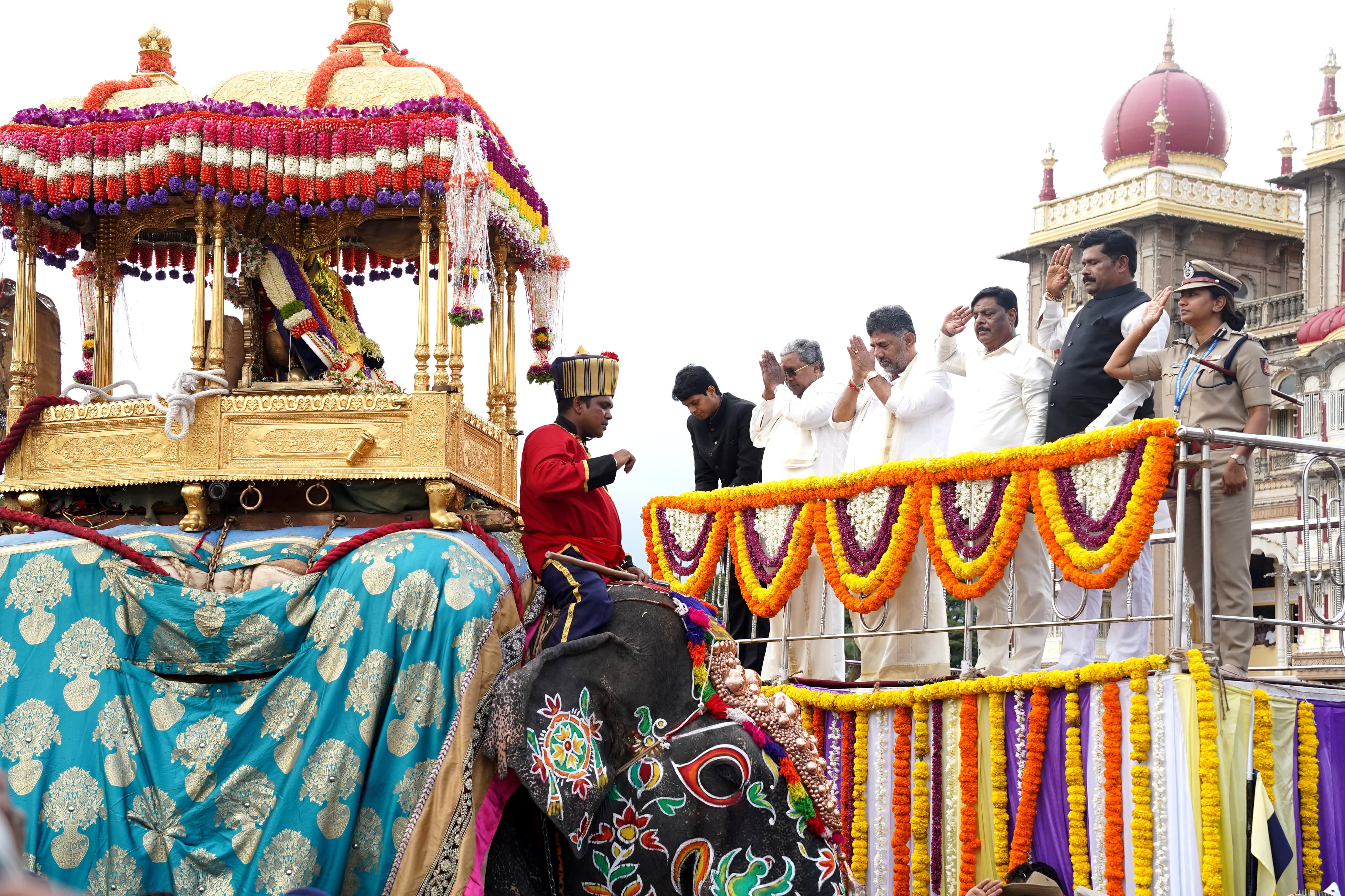 मुख्यमंत्री सिद्धमरैया ने मैसूर में देवी चामुंडेश्वरी की मूर्ति पर पुष्प वर्षा कर हाथियों के जुलूस को हरी झंडी दिखाई.