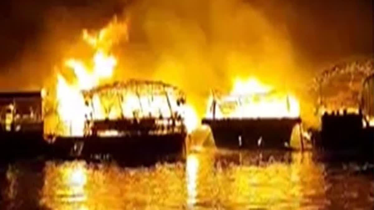 Houseboat caught fire in Dal Lake  Dal Lake  Houseboat in Dal Lake  Houseboat  ഹൗസ് ബോട്ട്‌  ദാൽ തടാകം  തീപിടിച്ച്‌ വിനോദസഞ്ചാരികൾ മരിച്ചു  tourists died in the fire  തീപിടിത്തം  fire  വിനോദസഞ്ചാരികൾ മരിച്ചു  ദാൽ തടാകത്തിൽ ഹൗസ് ബോട്ടുകള്‍ക്ക്‌ തീപിടിത്തം