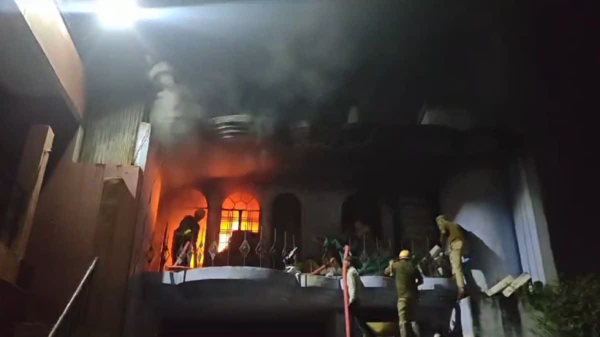 ऑटो पार्ट्स के गोदाम में आग लगी