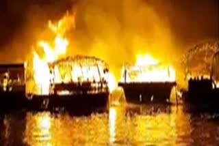 Houseboat caught fire in Dal Lake  Dal Lake  Houseboat in Dal Lake  Houseboat  ഹൗസ് ബോട്ട്‌  ദാൽ തടാകം  തീപിടിച്ച്‌ വിനോദസഞ്ചാരികൾ മരിച്ചു  tourists died in the fire  തീപിടിത്തം  fire  വിനോദസഞ്ചാരികൾ മരിച്ചു  ദാൽ തടാകത്തിൽ ഹൗസ് ബോട്ടുകള്‍ക്ക്‌ തീപിടിത്തം