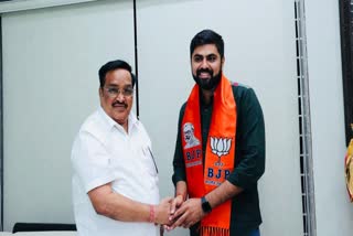 aam-aadmi-party-nikhil-savani-join-bjp-cr-patil-bjp-aap-youth-wing