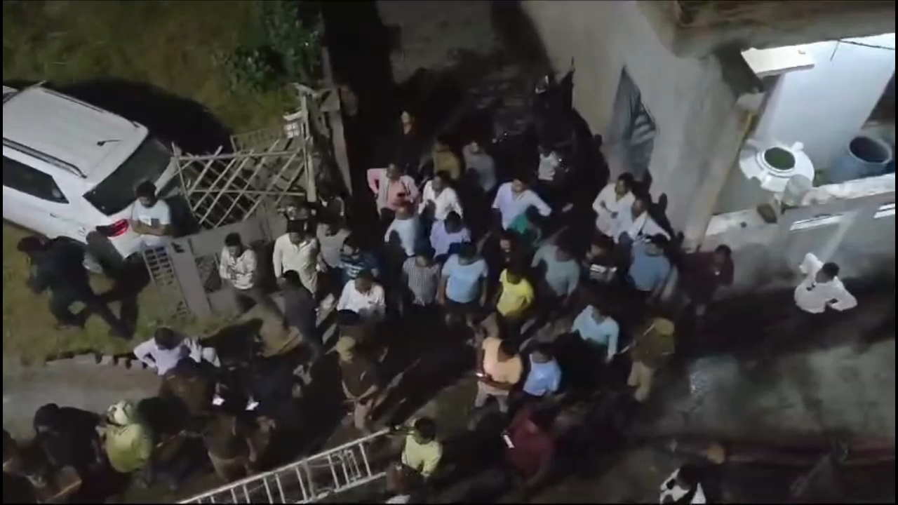 गोदाम में आग लगने के बाद मौके पर जुटी भीड़