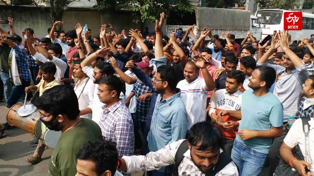 uppsc-pcs-ro-aro-exam-date-2024-preliminary-prelims-examination-controversy 36 hours students protest outside prayagraj office commission responded